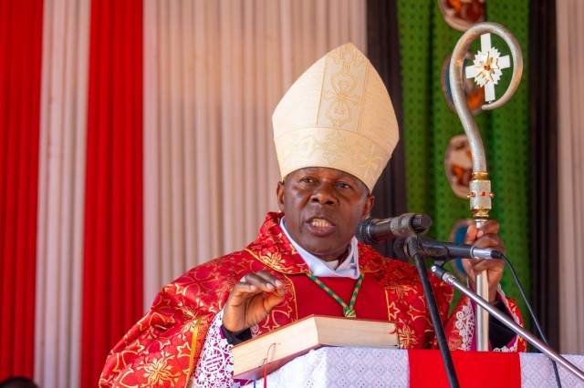 Bishop Mwakhwawa sharing his homily