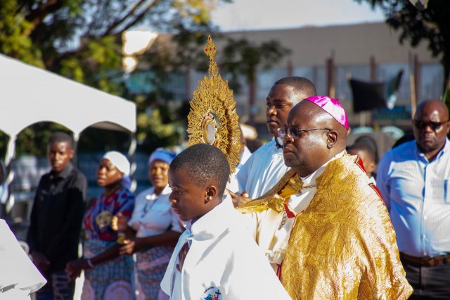 Archbishop George Desmond Tambala of the Archdiocese of Lilongwe leading Adoration during the Eucharistic Congress